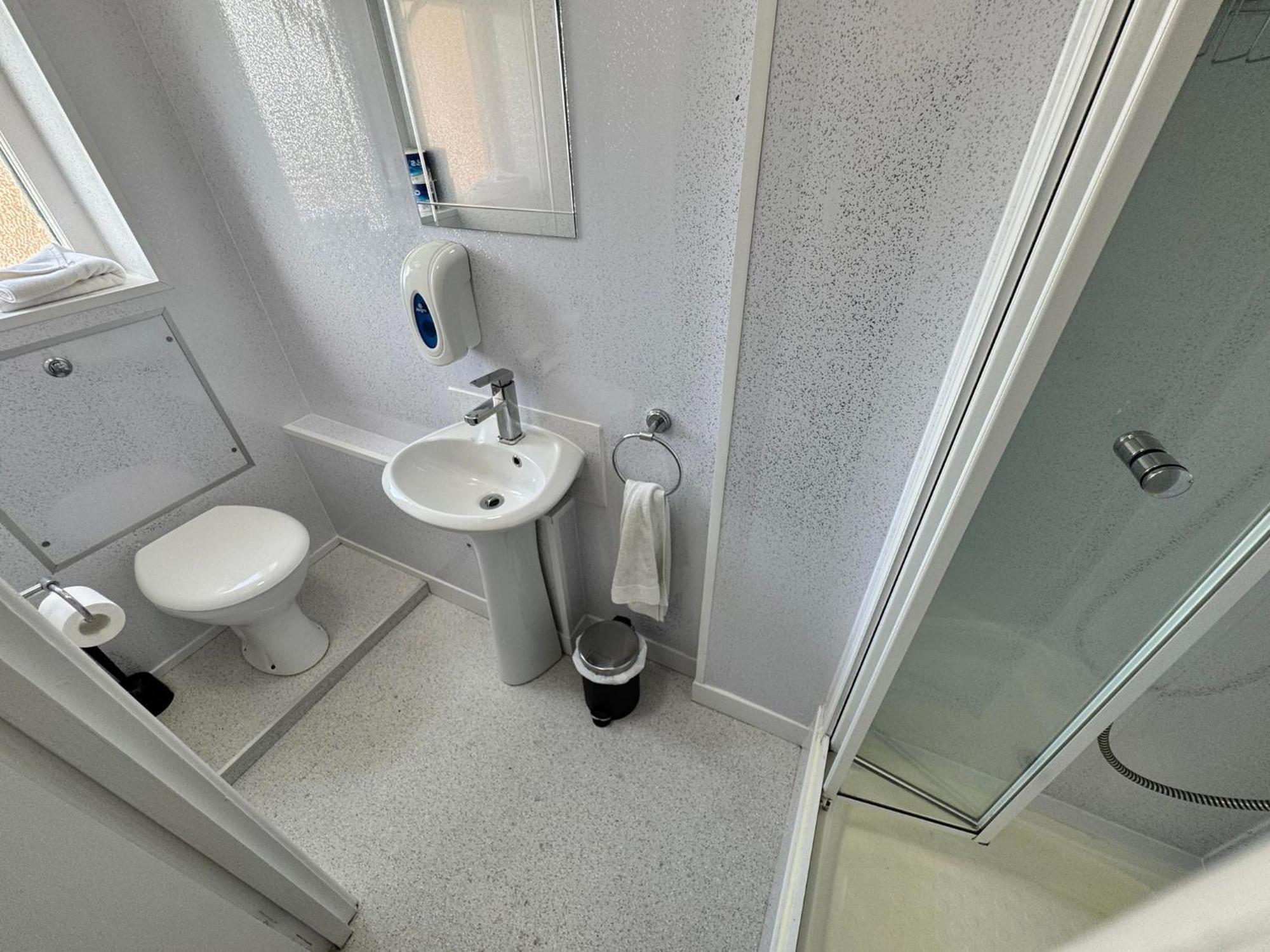 The Jubilee East - With Facilities & Smokehouse - Newly Refurbished Facilities 3* Weymouth